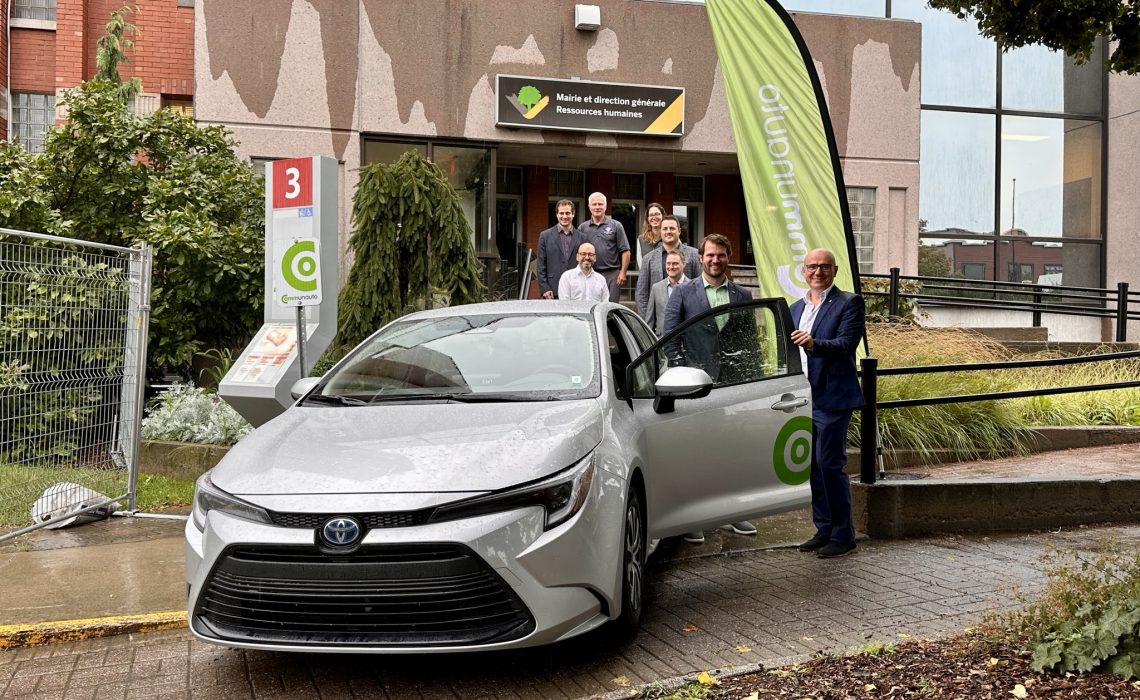 Au premier rang, le maire de Victoriaville, Antoine Tardif, et le vice-président développement stratégique chez Communauto, Marco Viviani. Pier-Olivier Morissette (Ville de Victoriaville), Jean-François Morissette (Ville de Victoriaville), Benoit Gauthier (conseiller municipal et membre du conseil d’administration de TaxiBus), Andréanne Blais (Conseil régional de l’environnement du Centre-du-Québec), Karl Castonguay (Cégep de Victoriaville) et Pierre-Luc Turgeon (représentant d’Eric Lefebvre, député d’Arthabaska et whip en chef du gouvernement) étaient également présents lors du lancement.